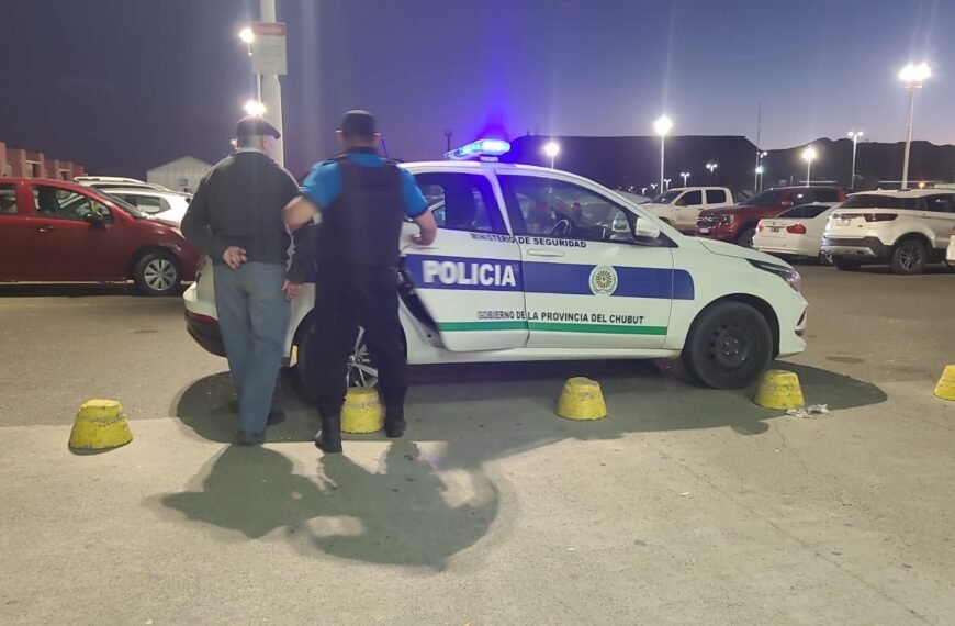 Terminó detenido por intentar llevarse un whisky sin pagar