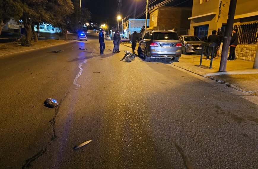 Trabajaba en una cochera, robó un vehículo y destruyó en un choque