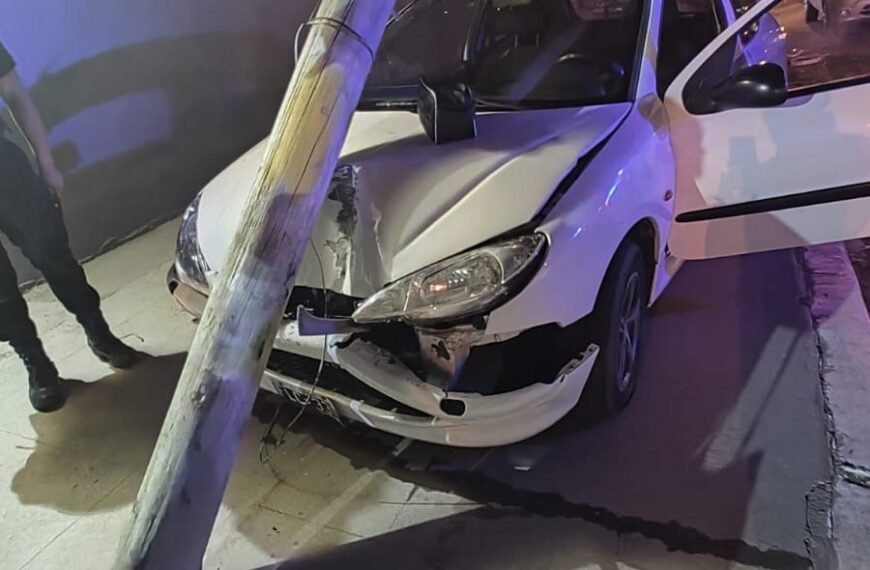 Terminó contra un poste tras un choque