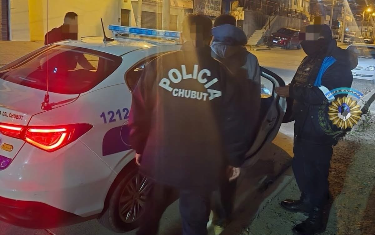 Detienen a dos jóvenes tras un intento de robo durante la madrugada