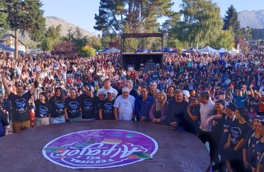 Lago Puelo hizo historia con el alfajor más grande del mundo: pesa 1.290 kilos