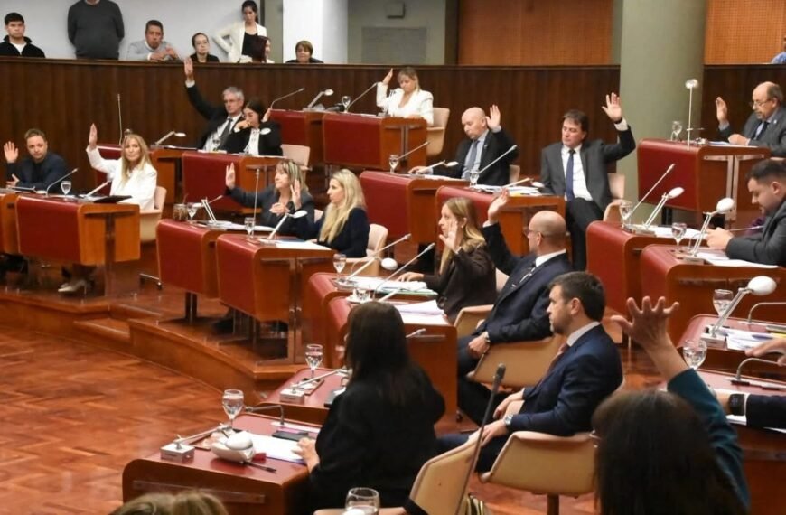 La Legislatura aprobó la Ley que prohíbe celulares&hellip;