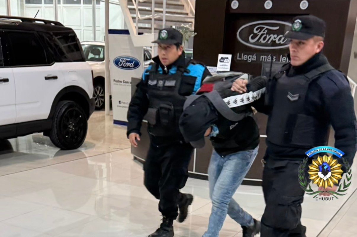 Detienen a dos jóvenes tras intento de robo en concesionaria Ford