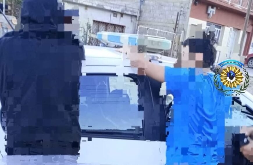 Detienen a dos jóvenes por dañar una camioneta a piedrazos en avenida Kennedy