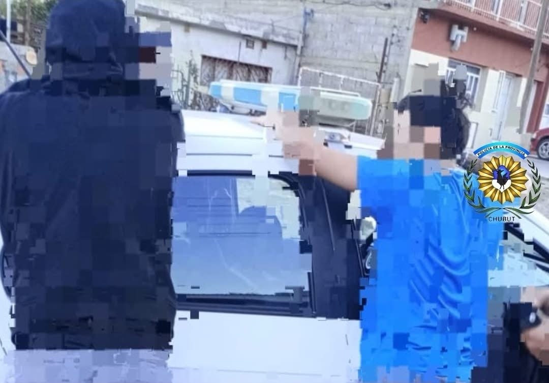 Detienen a dos jóvenes por dañar una camioneta a piedrazos en avenida Kennedy