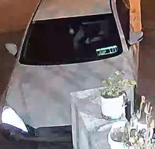 Choque y fuga en la madrugada: un auto destrozó la entrada de una vivienda en barrio Centro