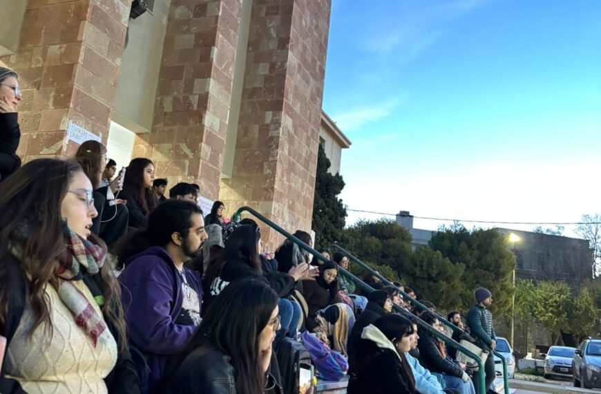 Realizaron una sentada abierta contra la certificación en inglés para docentes de primaria