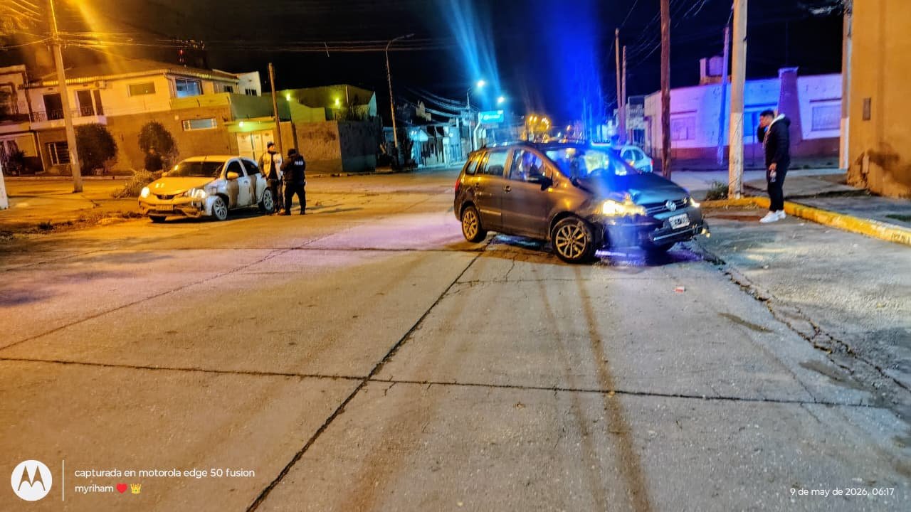 Choque entre dos vehículos en el centro sin personas lesionadas