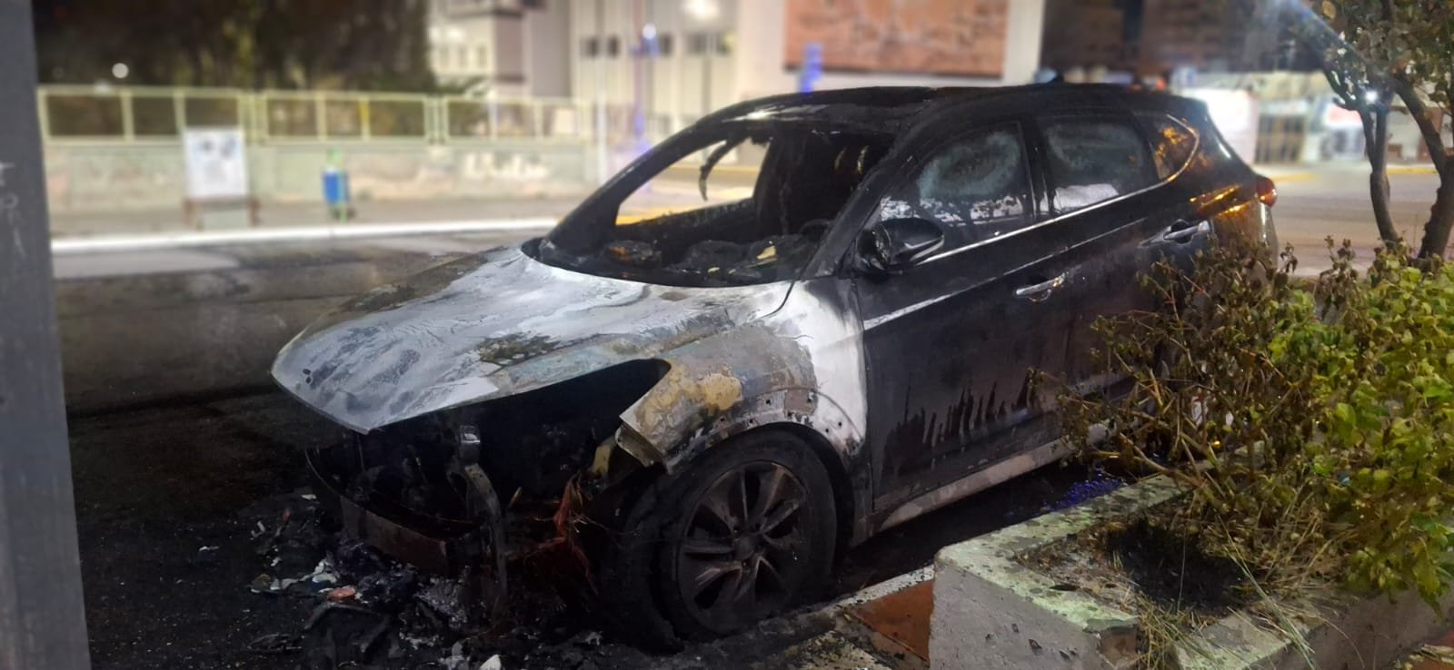 Incendian de manera intencional una camioneta en pleno centro
