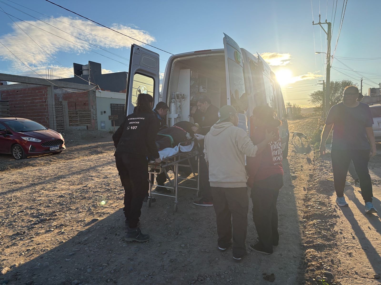 Un hombre cayó del techo de su vivienda en Km 8 y fue hospitalizado