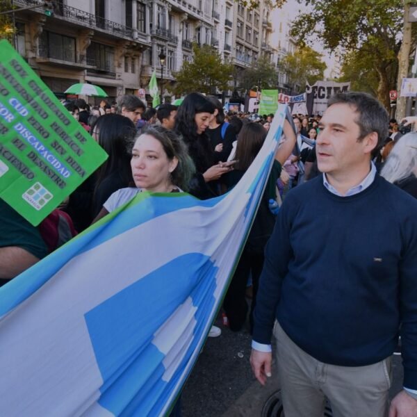 Luque acompañó la multitudinaria marcha universitaria en Plaza de Mayo: “La defensa por la educación pública y de calidad nos tiene que unir a todos”