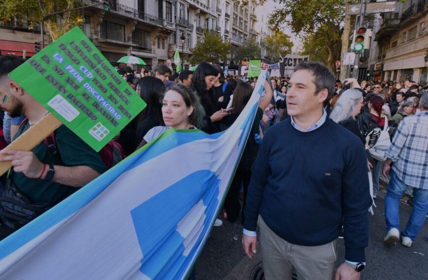 Luque acompañó la multitudinaria marcha universitaria en Plaza de Mayo: “La defensa por la educación pública y de calidad nos tiene que unir a todos”