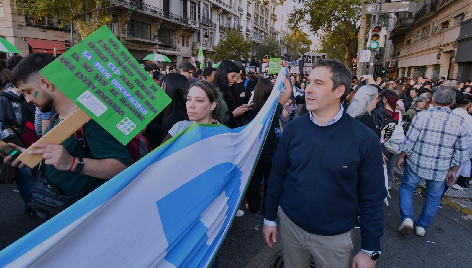 Luque acompañó la multitudinaria marcha universitaria en Plaza de Mayo: “La defensa por la educación pública y de calidad nos tiene que unir a todos”