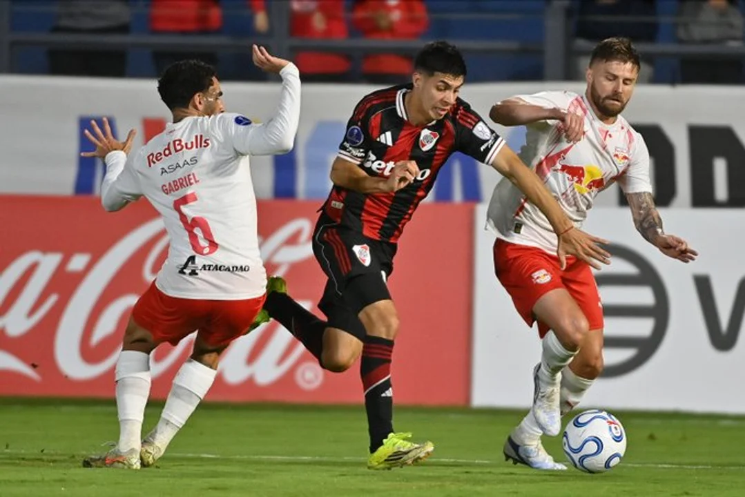 River ganó en Brasil y lidera su grupo