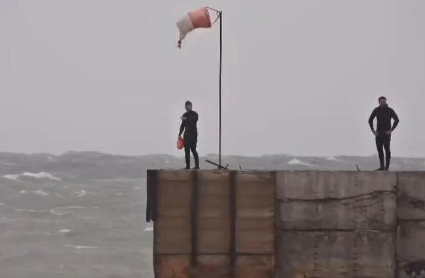 En medio de la marejada rescataron a un joven en la costanera