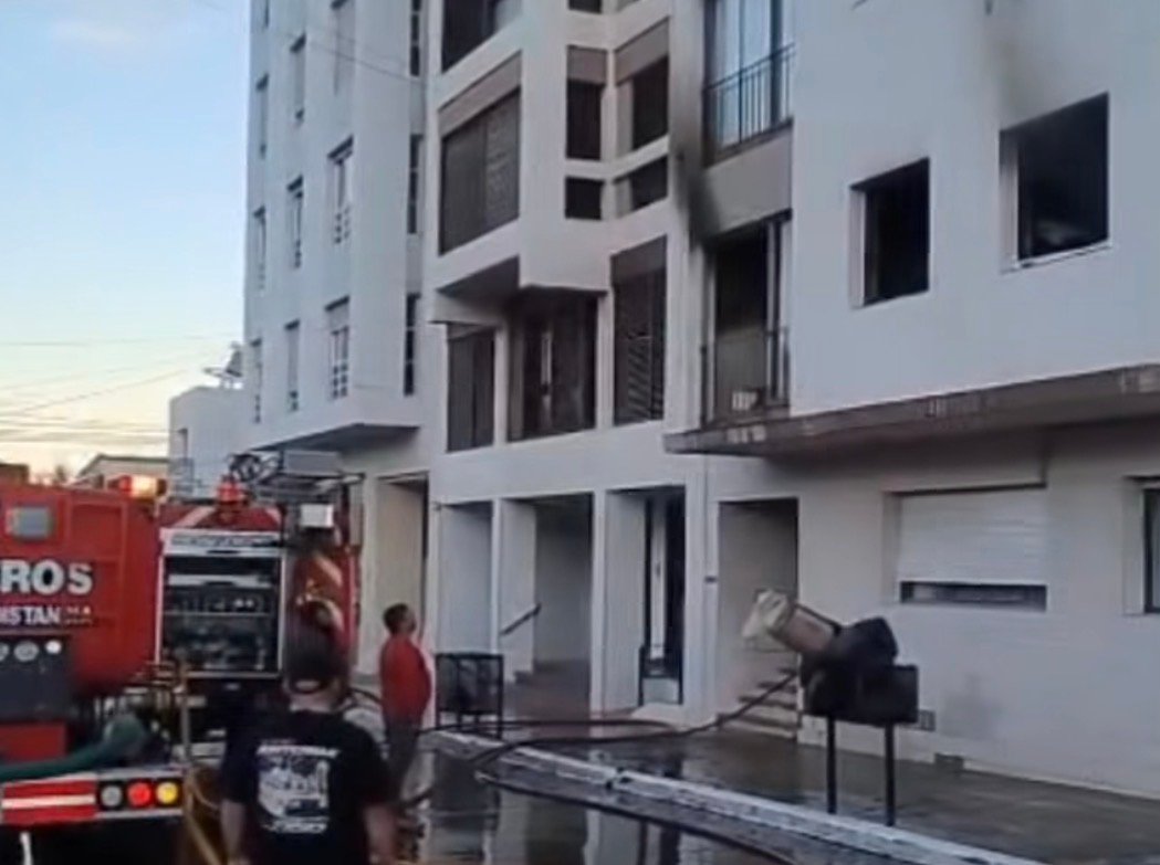 Incendio en un departamento céntrico: tres menores fueron asistidos y solo se registraron daños materiales