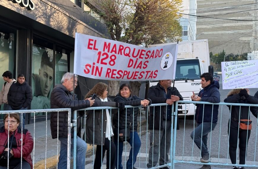 Vecinos de El Marquesado reclamaron en el desfile del 25 de Mayo: “Hace cuatro meses que estamos sin respuestas”