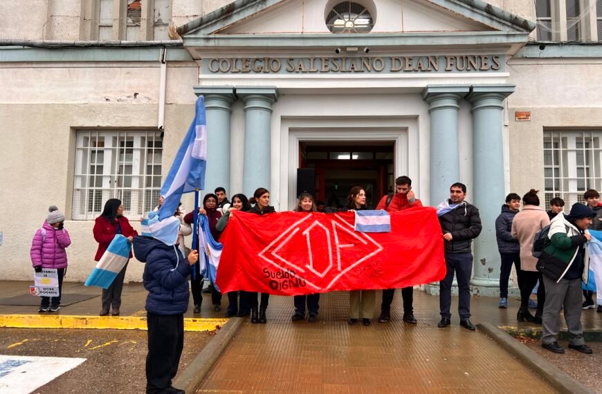 Banderazo en el Colegio Dean Funes en reclamo por salarios docentes
