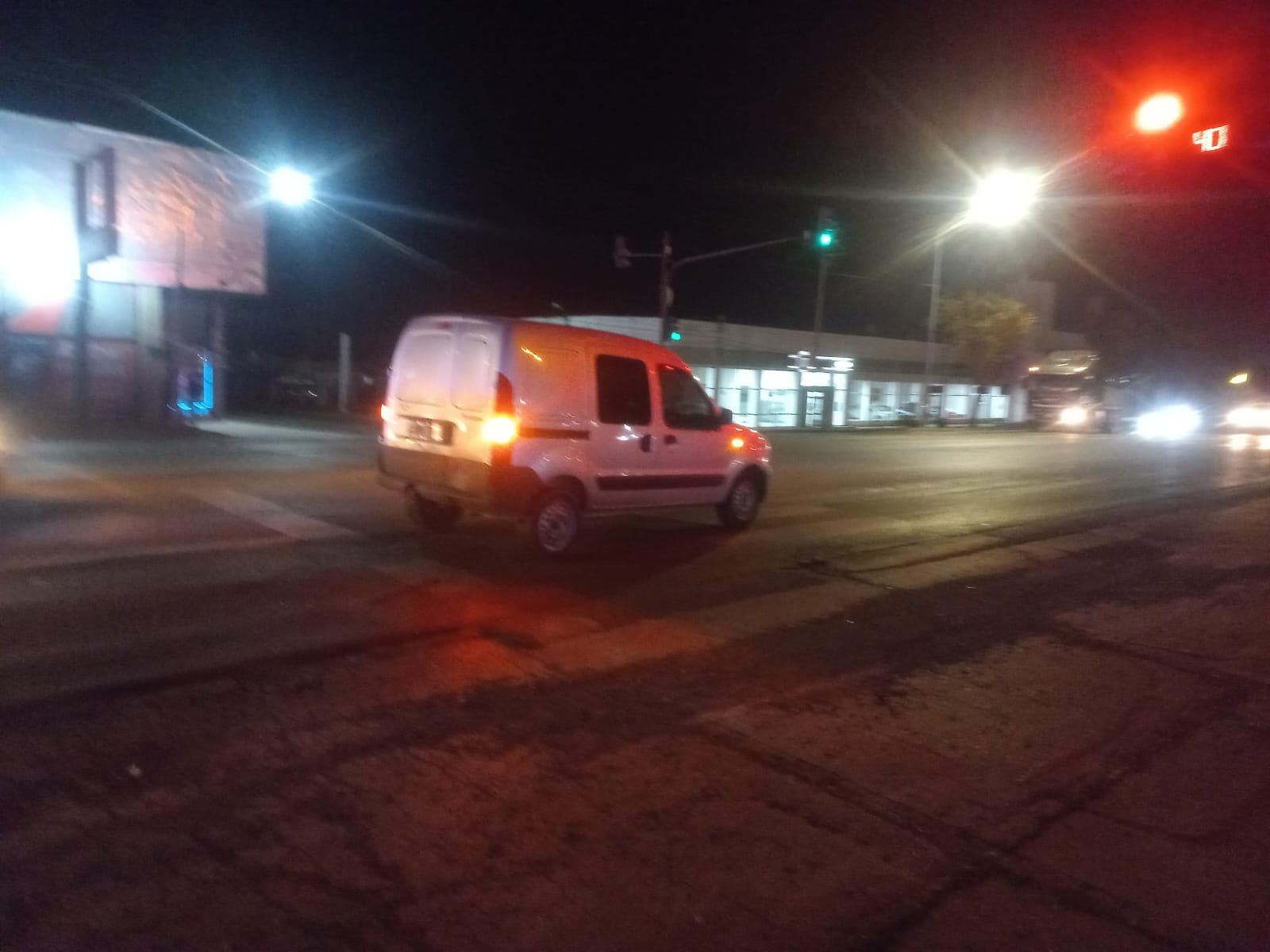 Sin heridos, pero con multas: choque entre dos autos en avenida Yrigoyen