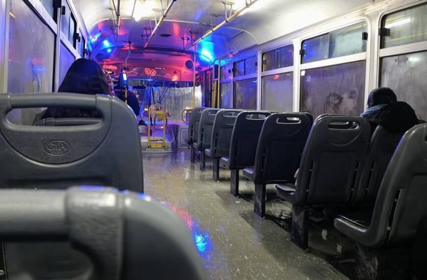 “Era imposible cruzar”: una vecina reclama por desbordes cloacales y problemas para subir al colectivo ante las fuertes lluvias.