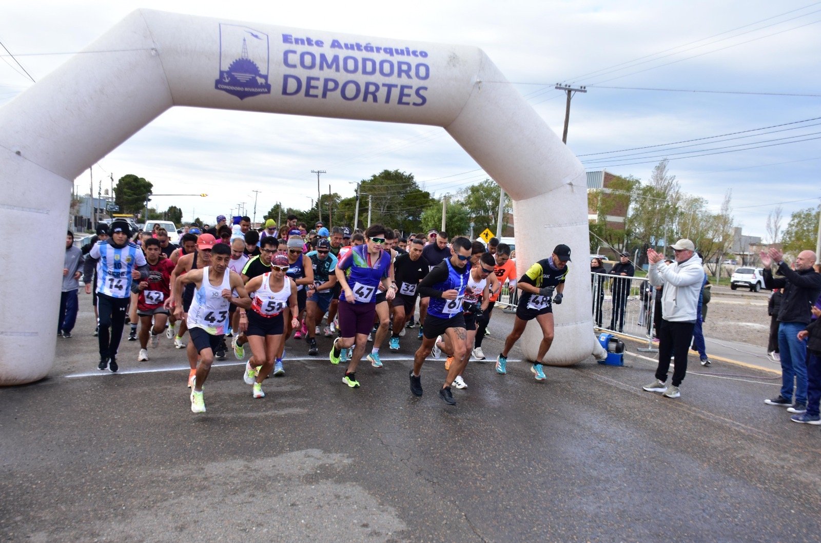 Licanqueo y Calderero vencieron en la Corrida 40º Aniversario de la Escuela Nº722