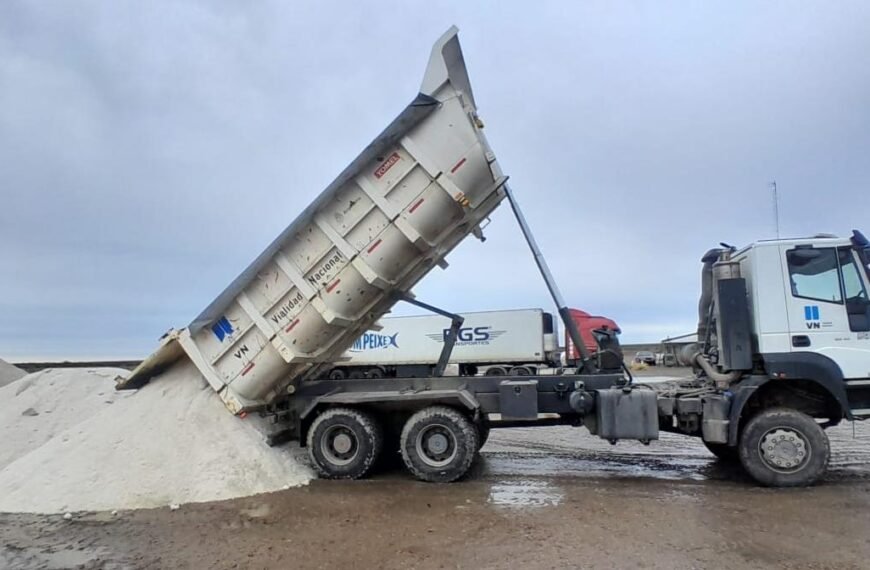 Vialidad Nacional avanza con el abastecimiento de sal en campamentos viales de Chubut