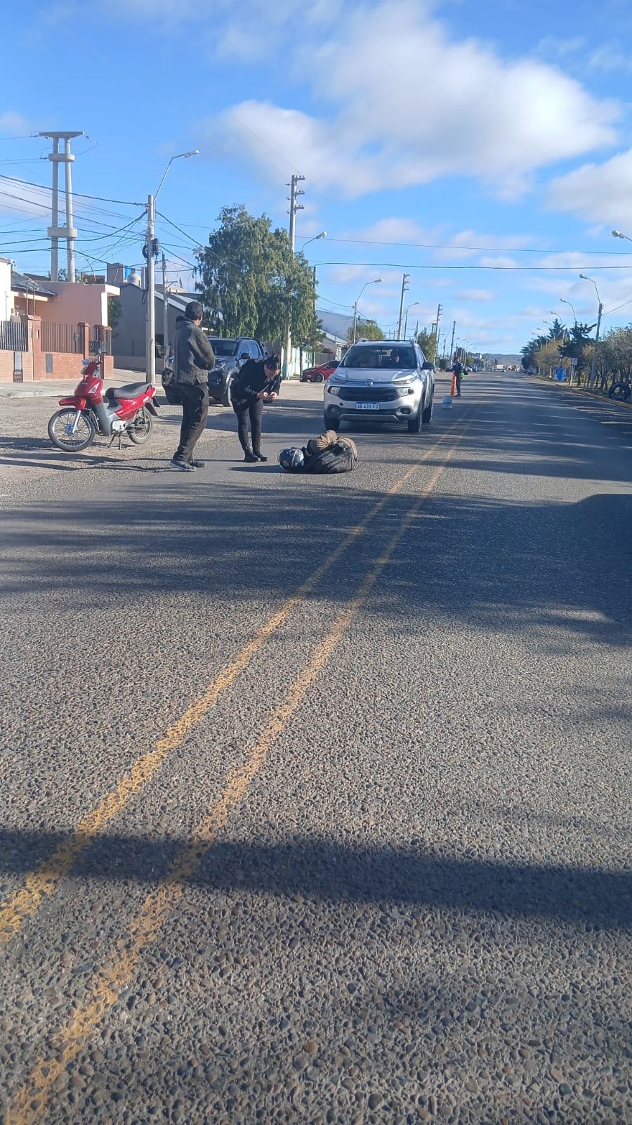 Motociclista sufrió una fractura tras caer al intentar esquivar a un perro en Km 8