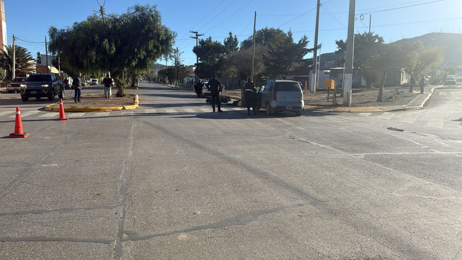 Choque entre un auto y una moto dejó a una mujer hospitalizada de manera preventiva