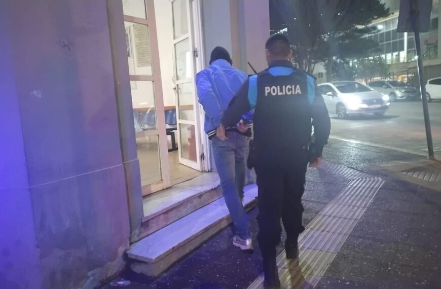 Detuvieron a un hombre con pedido de captura vigente durante un control policial en pleno centro