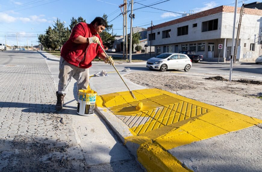 Con la instalación de nuevas luminarias, se reacondicionó el boulevard de calle Petrolero San Lorenzo