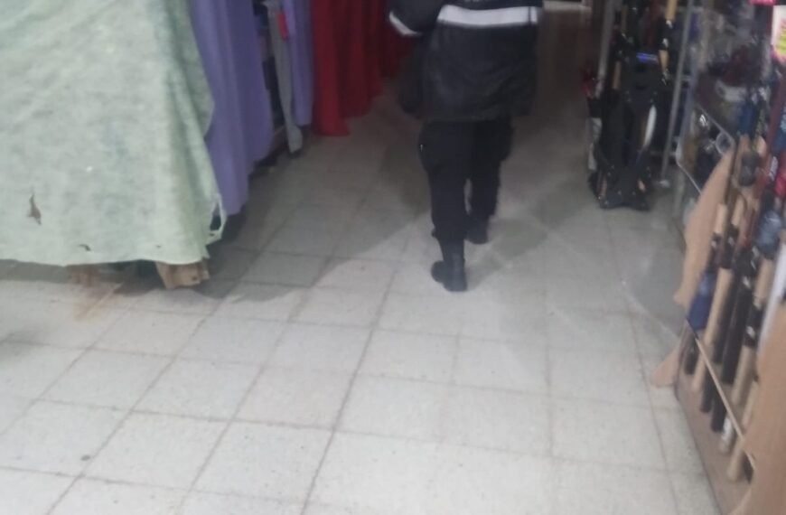 Cayó del techo mientras intentaba robar en Paseo Florida durante el partido de Argentina