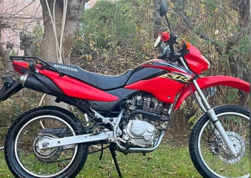 Buscan una motocicleta robada en barrio Pueyrredón y solicitan colaboración de los vecinos