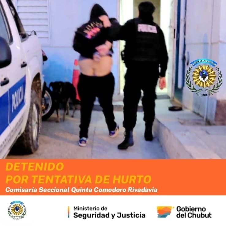 Lo sorprendieron adentro de un vehículo estacionado en el patio de una vivienda