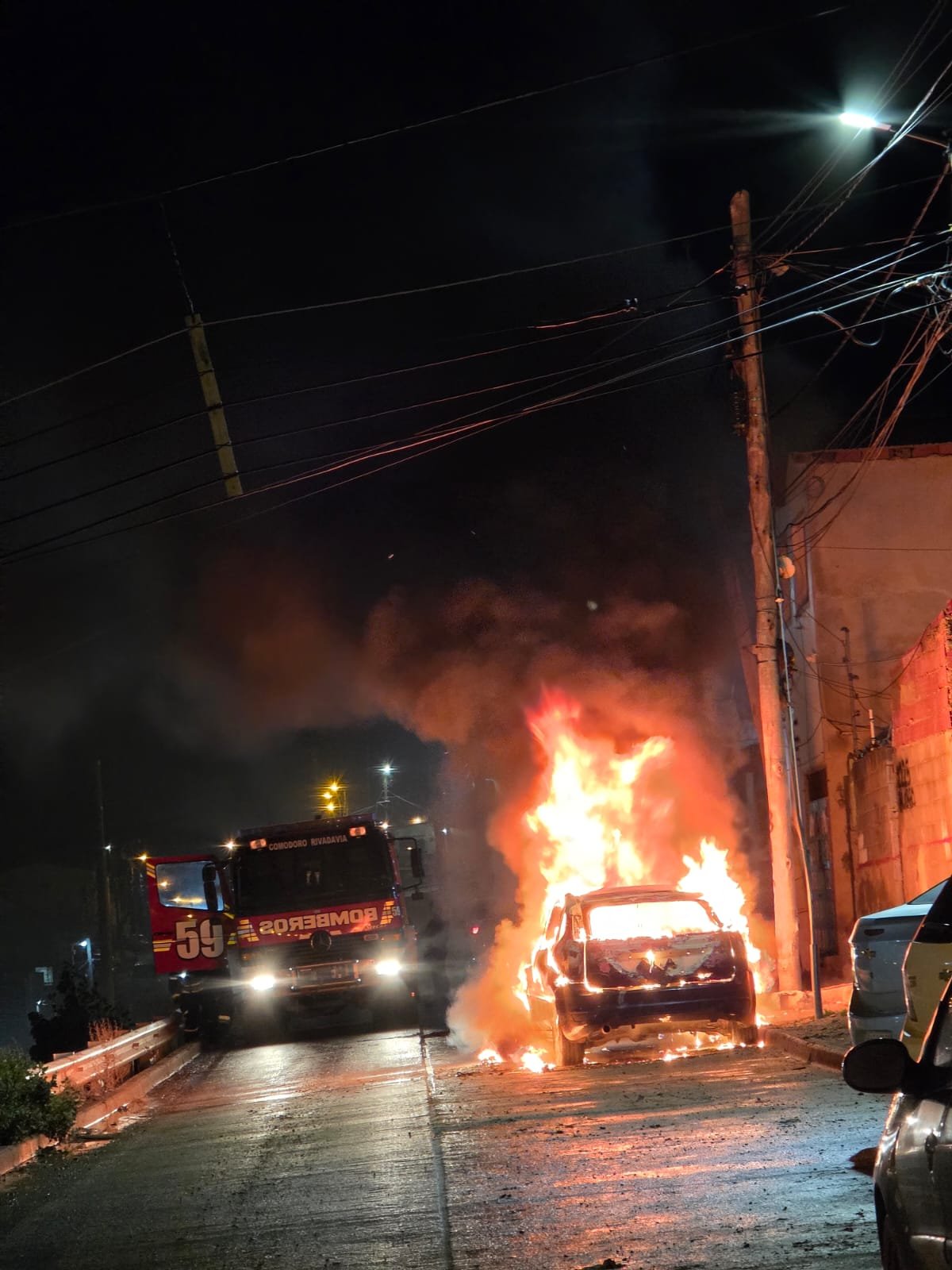 Investigan el incendio intencional de un automóvil en barrio Pueyrredón