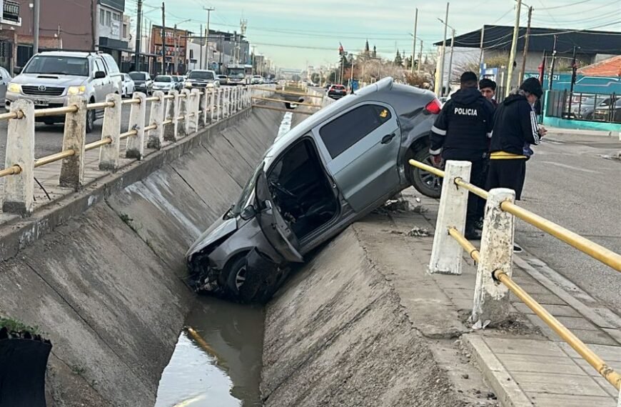 Un auto terminó dentro de un canal tras&hellip;