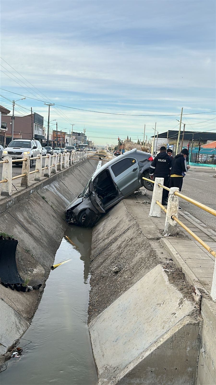 Un auto terminó dentro de un canal tras una colisión en la avenida Roca