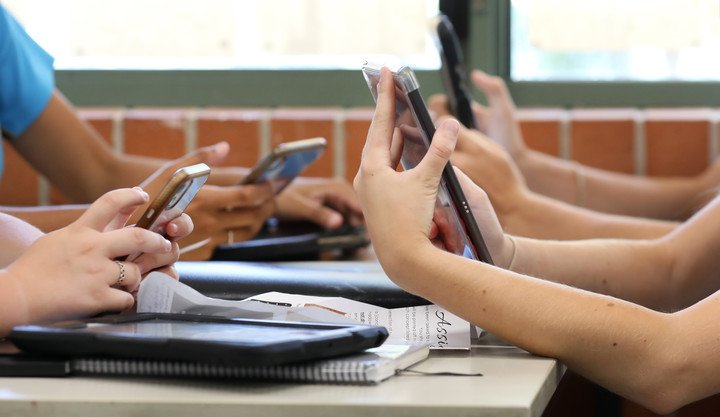 Chubut limita el uso de WhatsApp en las&hellip;