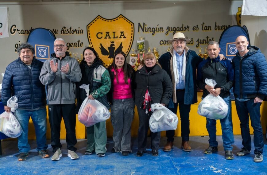 El Municipio entregó equipamiento deportivo y becas a&hellip;