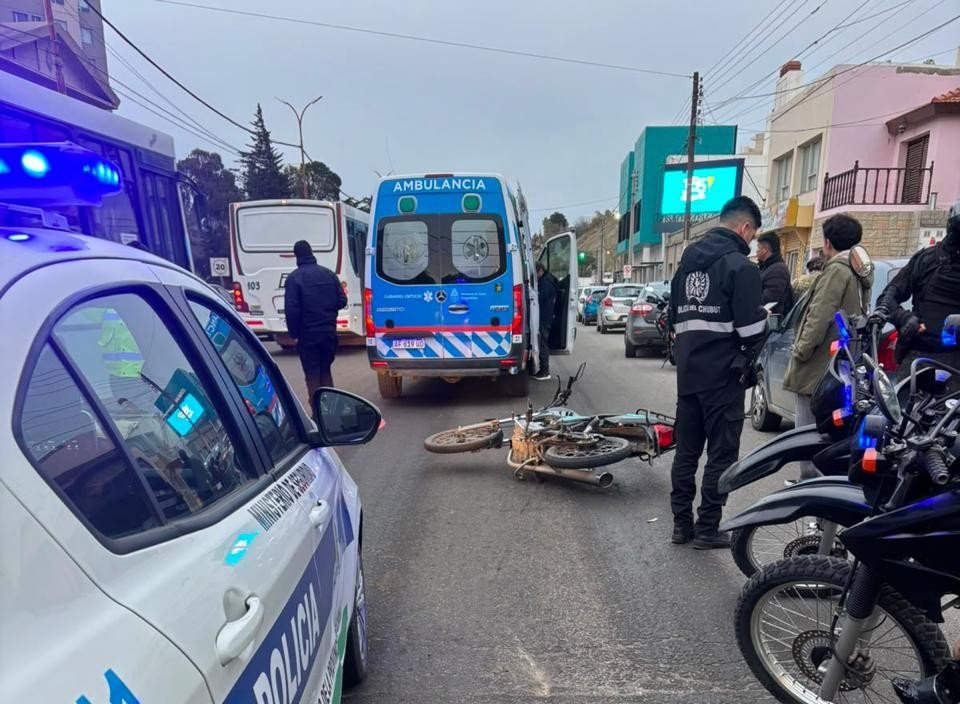Motociclista resultó herida tras un despiste en una esquina céntrica