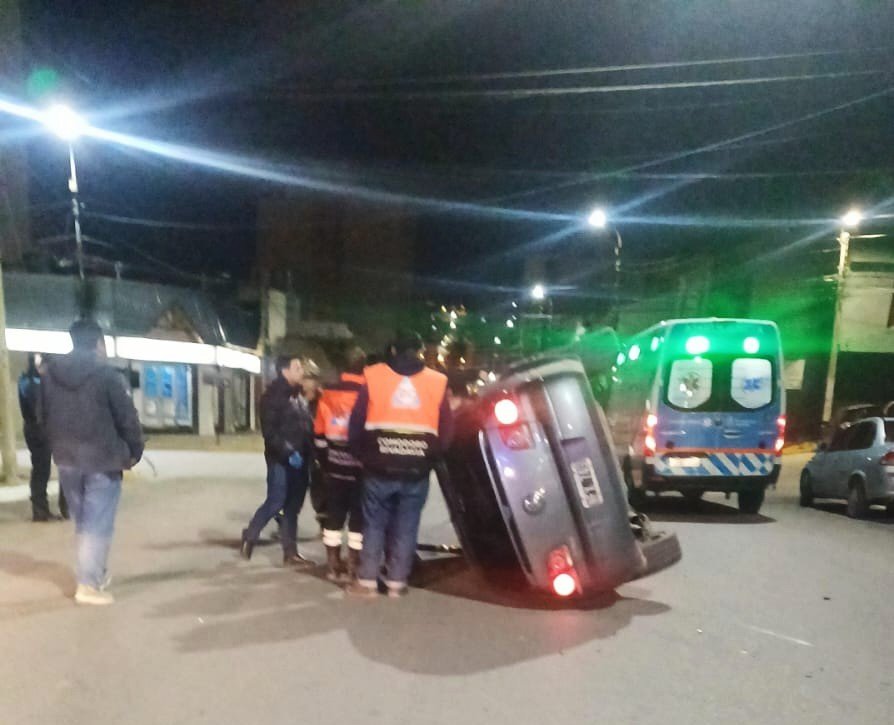 Volcó en pleno centro tras chocar contra un auto estacionado