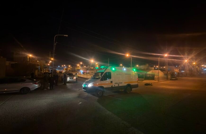 Motociclista resultó herido tras una colisión con un automóvil en avenida Roca