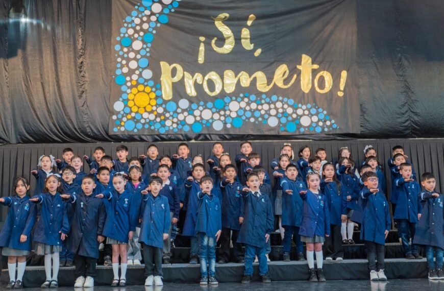 Promesa a la Bandera de la primera promoción de alumnos de la Escuela Municipal