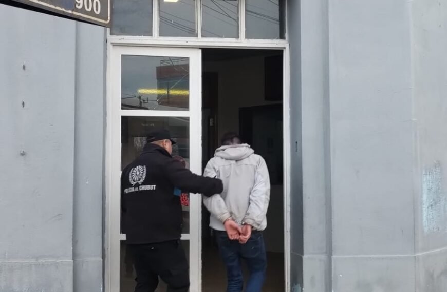 Intentó robar mercadería en un supermercado, escapó y rompió una puerta de vidrio al ser retenido