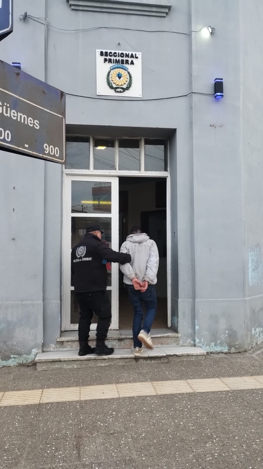 Intentó robar mercadería en un supermercado, escapó y rompió una puerta de vidrio al ser retenido