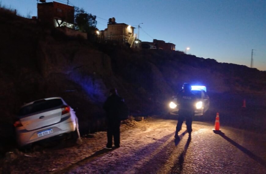 Una conductora resultó ilesa tras despistar con su auto sobre avenida Polonia