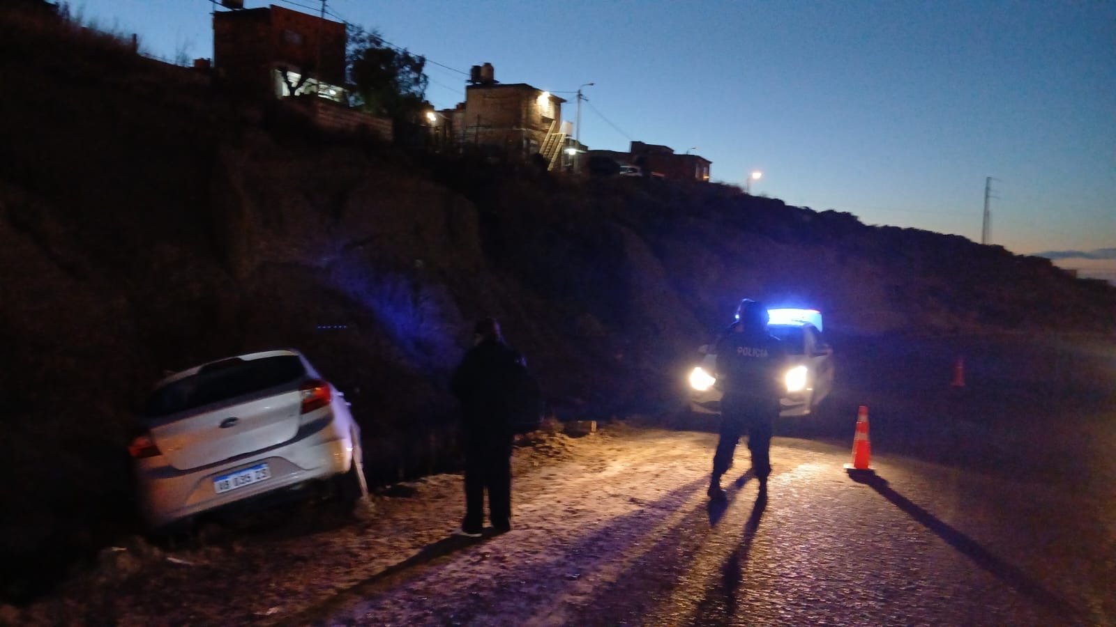 Una conductora resultó ilesa tras despistar con su auto sobre avenida Polonia