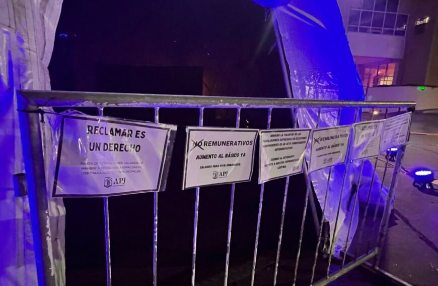 Trabajadores de APJ protestaron en el ingreso a la Feria Internacional del Libro por el conflicto salarial