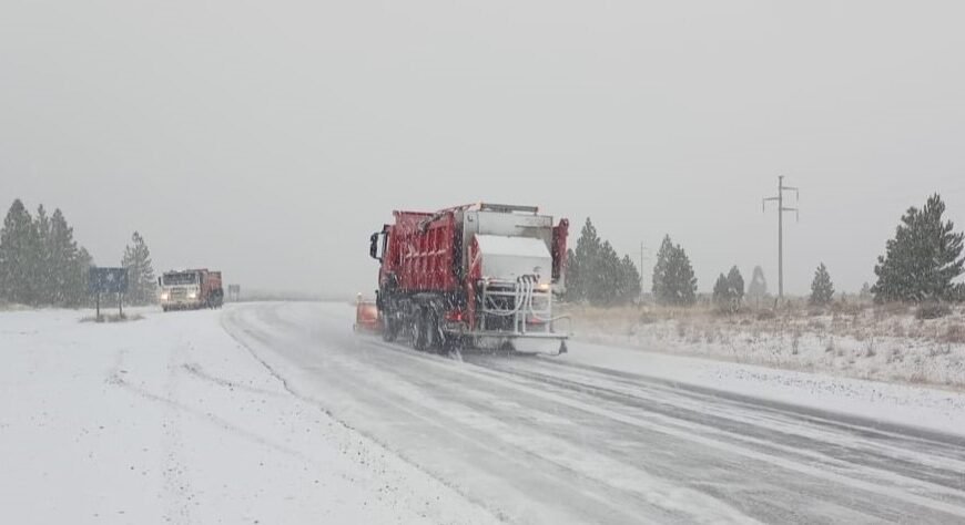 Por fuertes nevadas y alertas meteorológicas, Educación suspende actividades escolares este lunes en la Comarca Andina