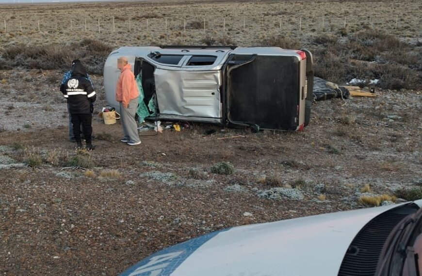 Una camioneta volcó sobre la Ruta 3 por la presencia de hielo y sus ocupantes resultaron ilesos