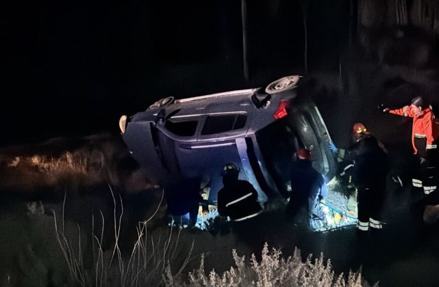 Dos personas resultaron heridas tras el vuelco de&hellip;